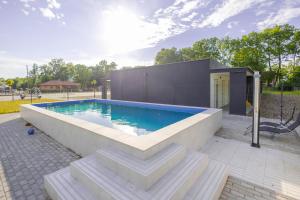 Bazén v ubytovaní Casa Mimoza Apartman By BLTN Balatonföldvár alebo v jeho blízkosti