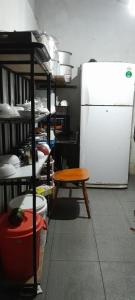 Η κουζίνα ή μικρή κουζίνα στο Eco Creations Wooden Cottage