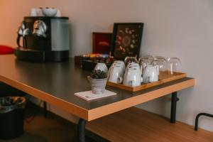 Příslušenství pro přípravu čaje a kávy v ubytování SwissTech Hotel