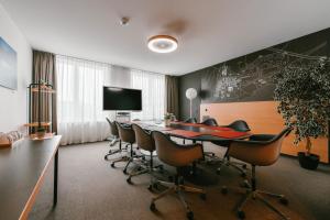 TV a/nebo společenská místnost v ubytování SwissTech Hotel