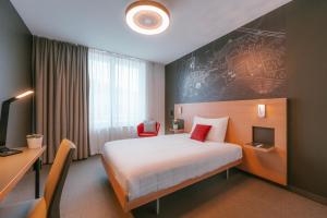 Postel nebo postele na pokoji v ubytování SwissTech Hotel