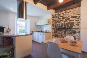 Kuchyň nebo kuchyňský kout v ubytování Maison de vacances Kerkohann