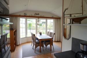 een eetkamer met een tafel en wat stoelen bij Kustverhuur, Groede, Paarlhof 29 in Groede