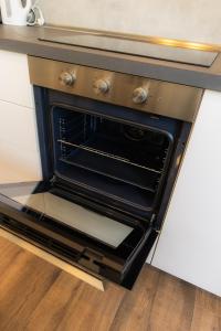 an oven with the door open in a kitchen at Dohann2 Zentrum, Messehalle, Stationnah & Privatparkplatz in Dortmund +14 photos