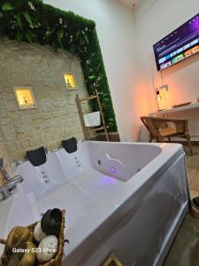 Televízia a/alebo spoločenská miestnosť v ubytovaní B&B Napoli Centrale Room&Jacuzzi + 37 fotografií