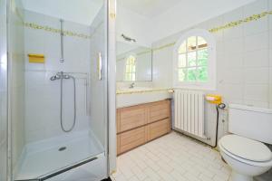 a bathroom with a shower and a toilet and a sink at Villa Chèvrepied - Maison 165m² en bord de seine in Bois-le-Roi +12 photos