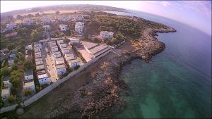una vista aérea de una isla en el agua en Villaggio Ruta, en Taranto