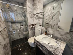 Vannituba majutusasutuses The Platinum 2 Premium Suite by Reluxe