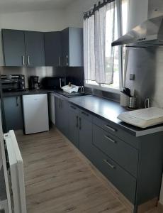 Kuchyň nebo kuchyňský kout v ubytování Studio de la crevette + 3 fotografie