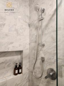 Vannituba majutusasutuses The Platinum 2 Premium Suite by Reluxe