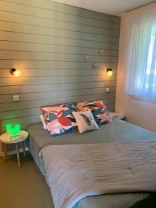 Postel nebo postele na pokoji v ubytování La Suite Unique - Le jardin sur les Pyrénées- vue panoramique montagne -jardin clôturé privé de 100m2-Parking-Linge de lit et serviettes compris-