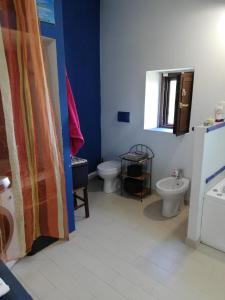 ein Badezimmer mit zwei Toiletten und einem Waschbecken in der Unterkunft Scacciapensieri's home in Trecastagni + 13 Fotos