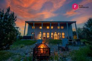 una casa con un fuoco davanti di La Maison de l'Échouerie on Chaleur Bay Seaside a Bonaventure