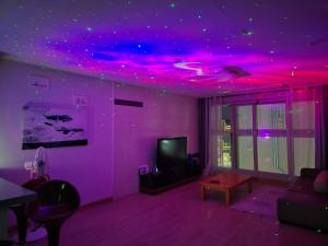 TV a/nebo společenská místnost v ubytování Blue Ocean House