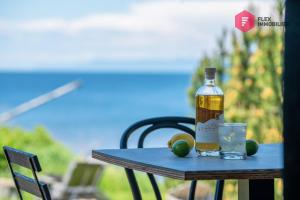 una bottiglia di alcol seduta su un tavolo con un bicchiere di La Maison de l'Échouerie on Chaleur Bay Seaside a Bonaventure Altre 68 foto