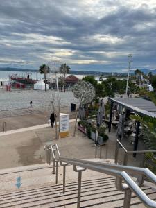 Una vista de una playa con sombrillas y el océano. en Magnifique appartement proche des plages plus garage privé, en Antibes 13 fotos más