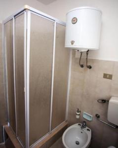 Un baño con ducha, inodoro y lavabo. en Villaggio Ruta, en Taranto