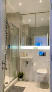 Ένα μπάνιο στο Modern Ensuite Double Bedroom