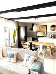 a living room with a couch and a table at Bosko Siemiany - bania, jacuzzi, kino plenerowe, ognisko, rowery, SUP in Siemiany