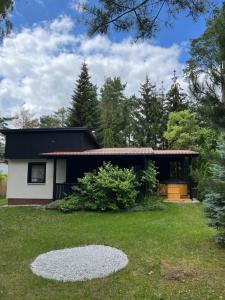 a house with a yard with a building at Bosko Siemiany - bania, jacuzzi, kino plenerowe, ognisko, rowery, SUP in Siemiany