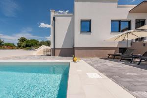 ザダルにあるVilla Pava ZadarVillasのプールと家のあるヴィラ