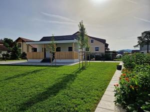 una casa con un prato con alberi nel cortile di Holiday home Melisa a Mozirje