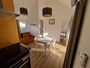 una cucina e un soggiorno con tavolo e sedie di Holiday home Melisa a Mozirje