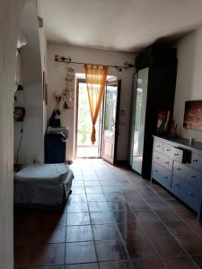 ein Schlafzimmer mit einem Bett und einer Tür mit einem Fenster in der Unterkunft Scacciapensieri's home in Trecastagni