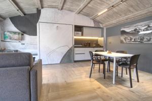 Kuchyňa alebo kuchynka v ubytovaní Sui Generis - Aosta Urban Apartments
