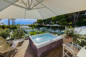 Bazén v ubytování Aquamaris Design Suite & Spa nebo v jeho okolí