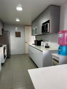 Η κουζίνα ή μικρή κουζίνα στο Amplio y Cómodo departamento en Playa Brava +4 φωτογραφίες