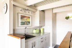 Gallery image of Couples Escape - Summerhouse cabin with hot tub and stunning views in Truro