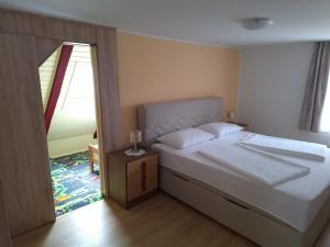 Ένα ή περισσότερα κρεβάτια σε δωμάτιο στο Apartma Pr Martin