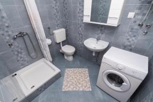 ヴーシにあるApartment Anaのトイレと洗濯機を備えたバスルーム +23枚の写真