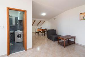 ヴーシにあるApartment Anaのソファとテーブルのあるリビングルーム