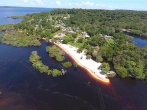 Colônia ParicatubaAmazon Vibe的水中岛屿的鸟瞰图