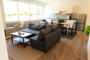 a living room with a couch and a table at Dohann1 Zentrum, Messehalle, Stationnah & Privatparkplatz in Dortmund