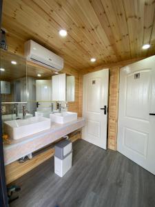 Bilik mandi di Cozy DZ Guesthouse