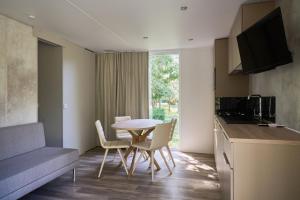 A television and/or entertainment centre at Camping Campo dei Fiori