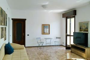 a living room with a couch and a table with chairs at Aqua Lake Como in Acquaseria