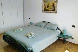 a bed with two mitts sitting on top of it at Aqua Lake Como in Acquaseria