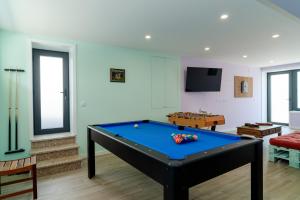 a living room with a pool table in it at Porto Vivenda em Lever-casa inteira in Lever