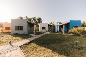 圣阿马鲁Vila Aracatí Pousada的院子中间的房子