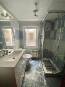 une salle de bains avec lavabo, douche et toilettes dans l'établissement Apartamento low cost, à Gijón