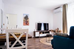 un salon avec un canapé et une télévision dans l'établissement Marijano Central Apartments, à Split