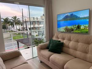 Ruang duduk di Apartamento à 1 min da BR 101 e à 15 min de Florianópolis