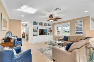una sala de estar con un sofá y una mesa en Dreamyard Prime Location Pool, en Boynton Beach