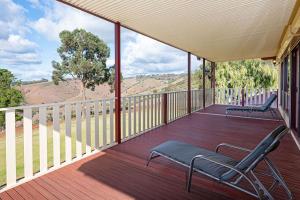 2 sedie su una terrazza con vista di Goldfields View a One Tree Hill