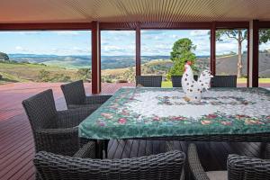 un tavolo con un pollo seduto sopra un patio di Goldfields View a One Tree Hill