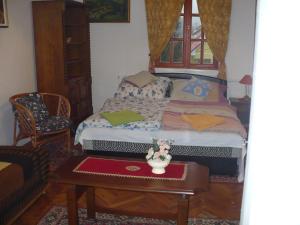 Un pat sau paturi într-o cameră la Kitty Apartman